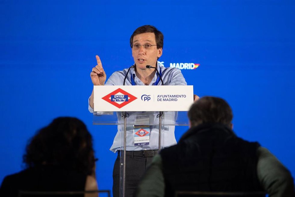 El alcalde de Madrid, José Luis Martínez-Almeida, interviene durante las I Jornadas Entre Distritos del PP de Madrid, en el Hotel NH Collection Madrid Eurobuilding, a 26 de abril de 2025, en Madrid (España).