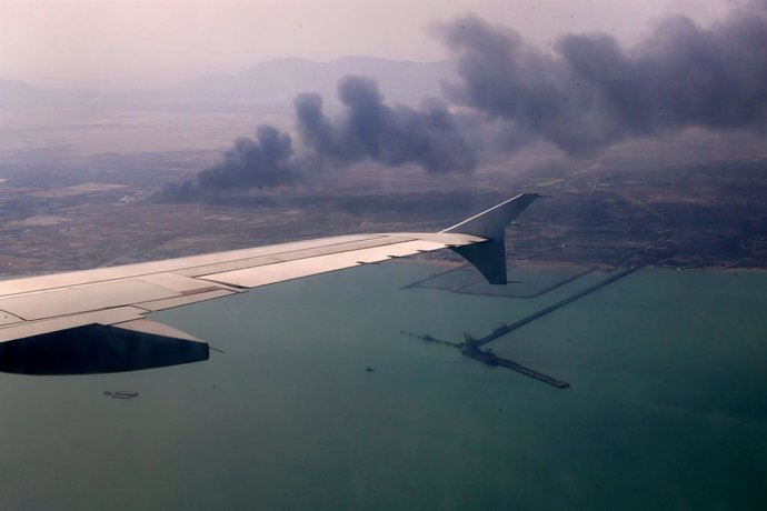 28 de abril de 2025, Bandar Abbas, Hormozgan, Irã: Uma fumaça espessa sai do local de uma explosão no cais do porto Shahid Rajaee em Bandar Abbas, província de Hormozgan, Irã. O presidente Pezeshkian visitou o local no domingo após a enorme explosão, que