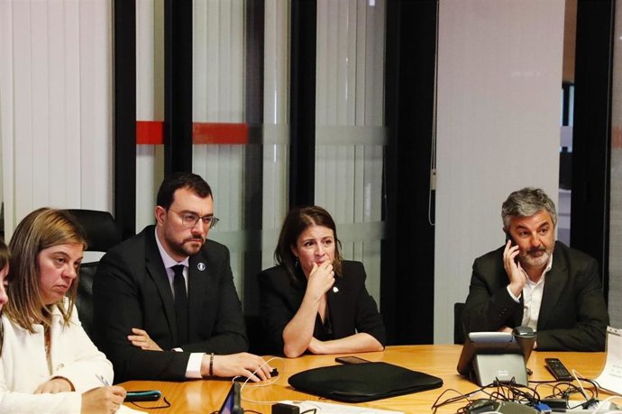 La vicepresidenta del Principado, Gimena Llamedo; el presidente del Gobierno de Asturias, Adrián Barbón; la delegada del Gobierno en Asturias, Adriana Lastra; y el consejero de Movilidad, Alejandro Calvo.