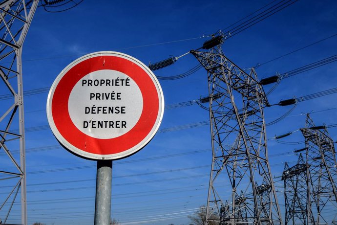 Archivo - Arquivo - 16 de fevereiro de 2025, Saint Maurice L Exil, Isere, França: Placa de propriedade privada e poste de eletricidade da rede de transmissão de eletricidade no vilarejo de Saint Maurice l'Exil. Placa de propriedade privada e poste de elet