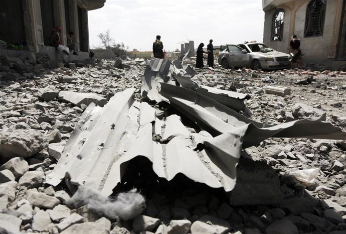 Vista de los escombros tras un ataque estadounidense contra la capital de Yemen, Saná