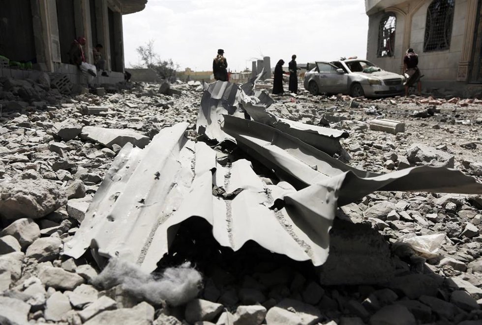 Vista de los escombros tras un ataque estadounidense contra la capital de Yemen, Saná