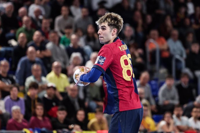 Archivo - El central Petar Cikusa en un partido del FC Barcelona  de la Liga de Campeones 2024-25 en el Palau Blaugrana.