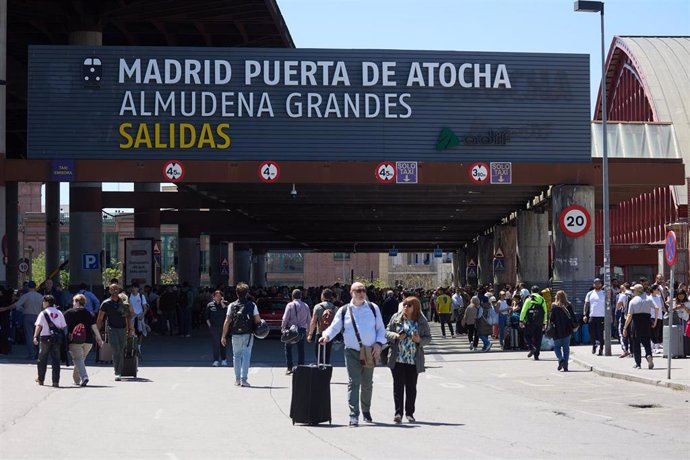 Gente durante el apagión en Atocha. Apagón eléctrico en Madrid