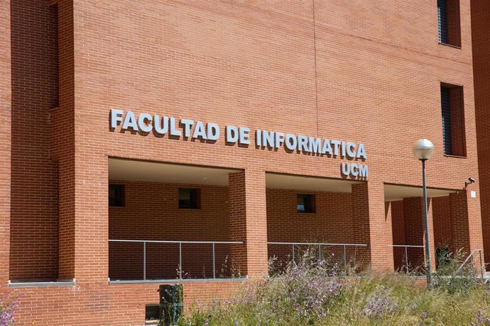 Archivo - Fachada de la Facultad de Informática de la Universidad Complutense de Madrid (UCM), a 3 de mayo de 2024, en Madrid (España). La Facultad de Informática de la UCM comenzó su actividad docente en 1991. La facultad cambió su nombre anterior, Escue
