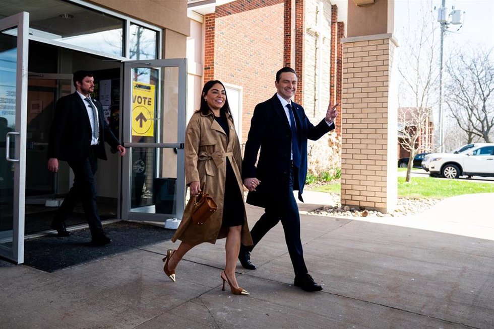 El líder del Partido Conservador de Canadá, Pierre Poilievre, y su mujer, Anaida Poilievre, salen de un colegio electoral después de votar en Ottawa este lunes 28 de abril de 2025.