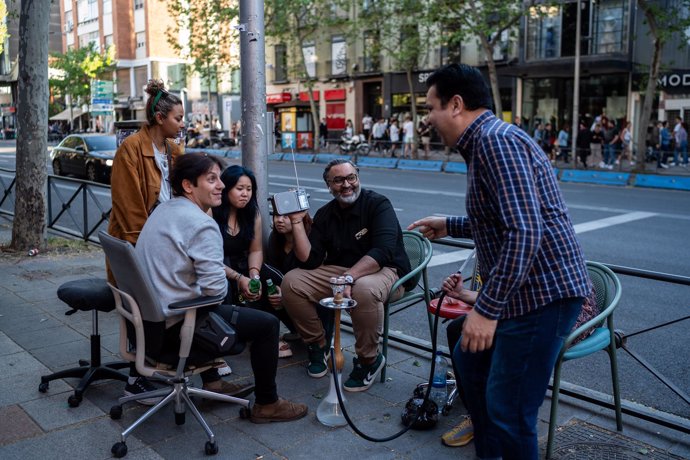 Un grupo de personas escuha la radio  en Madrid, a 28 de abril de 2025. 