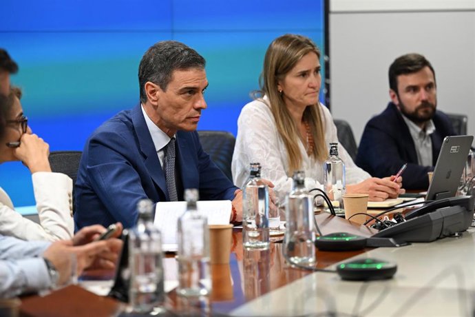 El Presidente Del Gobierno, Pedro Sánchez, Ha Advertido Desde La Sede Central De Red Eléctrica Que "Será Una Noche Larga" Mientras Se Sigue Restableciendo En El País El Suministro De Electricidad, Unas Doce Horas Después Del Apagón.
