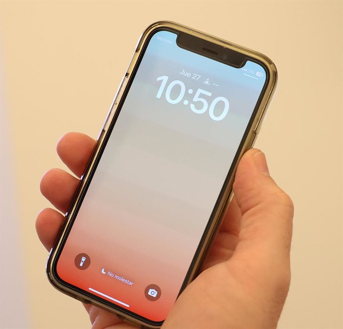 Archivo - Un hombre mira la hora en el móvil, a 27 de marzo de 2025, en Madrid (España). El cambio de hora es una práctica establecida en la mayoría de los países europeos con el objetivo de aprovechar mejor la luz solar y reducir el consumo energético. S