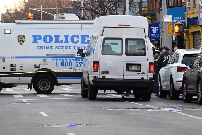 Archivo - March 14, 2025, Mott Haven, Bronx, New York, United States: Members of the New York City Police Department Crime Scene Unit investigate the scene where a 31-year-old man was shot in the head and is currently listed in critical condition in Mott 
