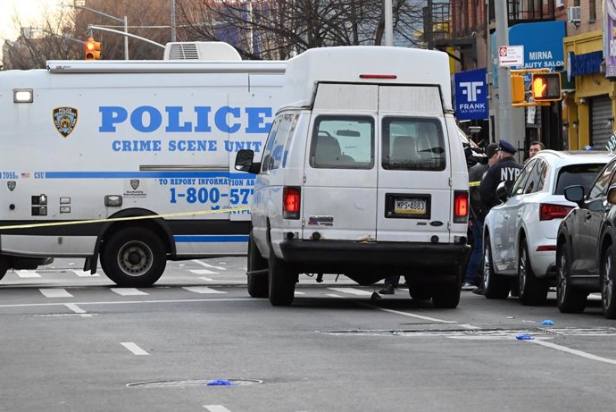 Archivo - Arquivo - 14 de março de 2025, Mott Haven, Bronx, Nova York, Estados Unidos: Membros da Unidade de Cena de Crime do Departamento de Polícia de Nova York investigam a cena em que um homem de 31 anos foi baleado na cabeça e está atualmente em esta
