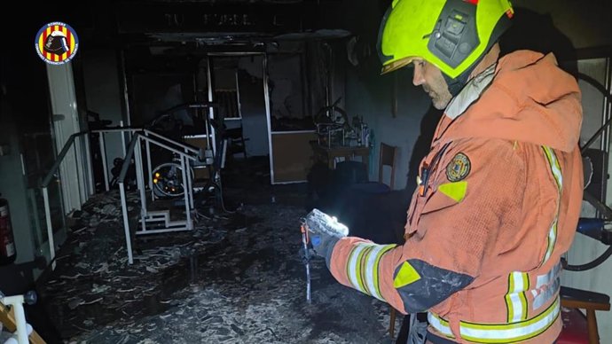 Extinguido un incendio en una residencia de ancianos en Alaquàs que ha obligado a desalojar a 24 usuarios.