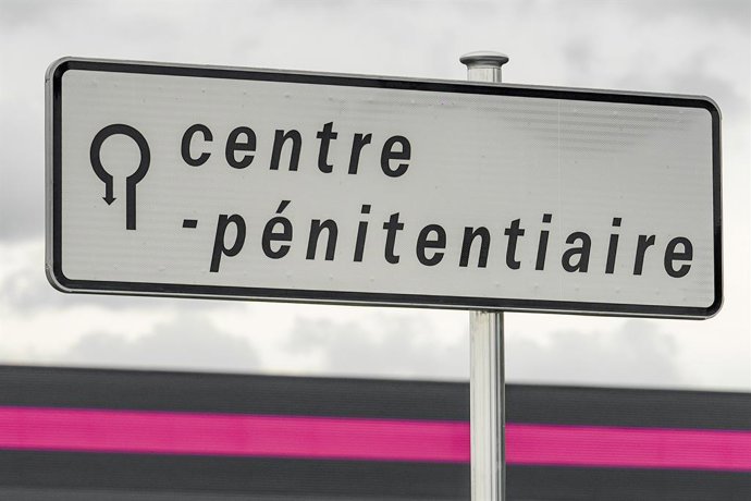 23 de abril de 2025, Saint-Quentin_fallavier, Auvergne Rhone Alpes, França: Placa de acesso à penitenciária de Saint-Quentin-Fallavier, que sediará o tributo do governo em apoio aos agentes penitenciários após vários ataques ao DDFP.