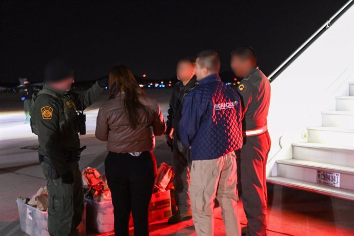Archivo - January 27, 2025, Miramar, Ca, United States: Undocumented Columbian migrants board a Colombian passenger aircraft for a removal flight at Joe Foss Field, January 27, 2025 in Miramar, California. Faces are obscured by the U.S Customs and Border 