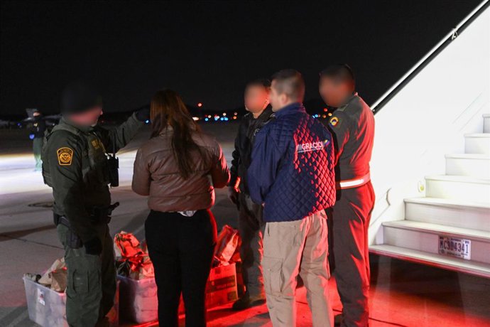Archivo - Arquivo - 27 de janeiro de 2025, Miramar, Califórnia, Estados Unidos: Migrantes colombianos sem documentos embarcam em um avião de passageiros colombiano para um voo de remoção no Joe Foss Field, em 27 de janeiro de 2025, em Miramar, Califórnia.
