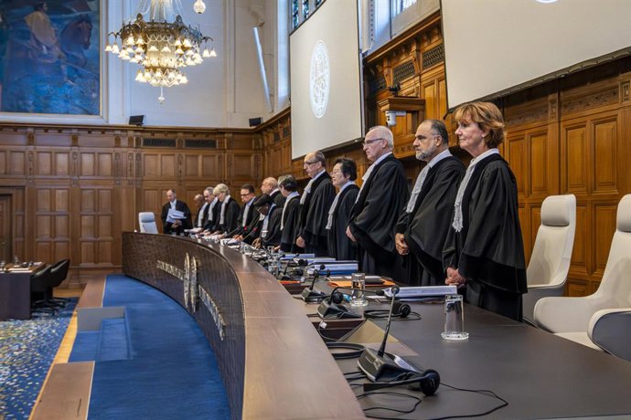 28 de abril de 2025, Haia, Holanda do Sul, Países Baixos: Juízes da Corte Internacional de Justiça se reúnem para iniciar a sessão da tarde sobre um pedido de parecer consultivo. Em 28 de abril de 2025, as Nações Unidas e o Estado da Palestina foram b