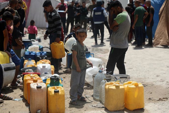 JABALIA, 28 de abril de 2025 -- Uma criança espera na fila para buscar água na área de Jabalia, no norte da Faixa de Gaza, em 27 de abril de 2025.