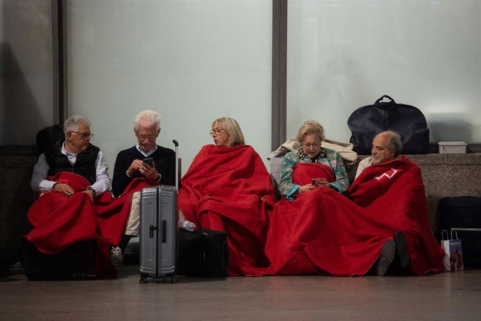 Decenas de personas se refugian en la estación de tren de Atocha, Madrid, donde pasarán la noche tras el apagón eléctrico en España, el 28 de abril de 2025.