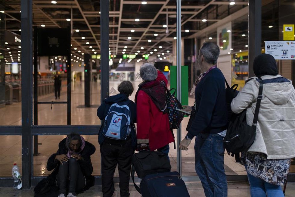 Estación de Sants durante la noche, abierta solo para pasajeros con billetes de Alta Velocidad