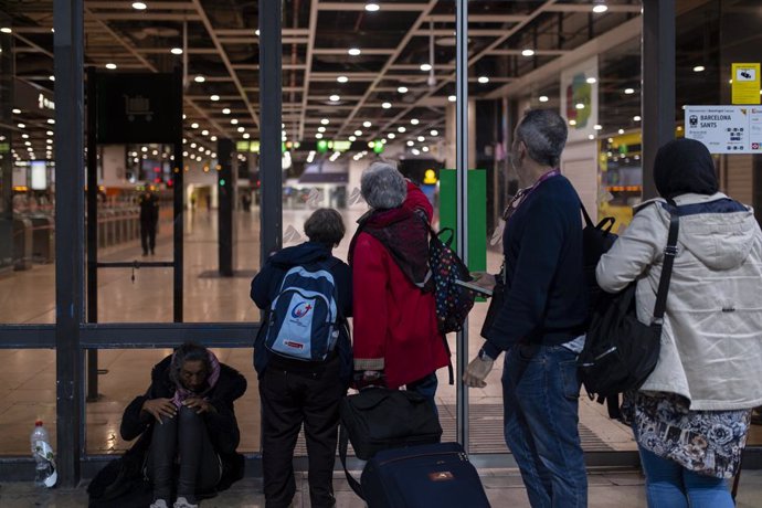 Estació de Sants durant la nit, oberta només per a passatgers amb bitllets d'Alta Velocitat