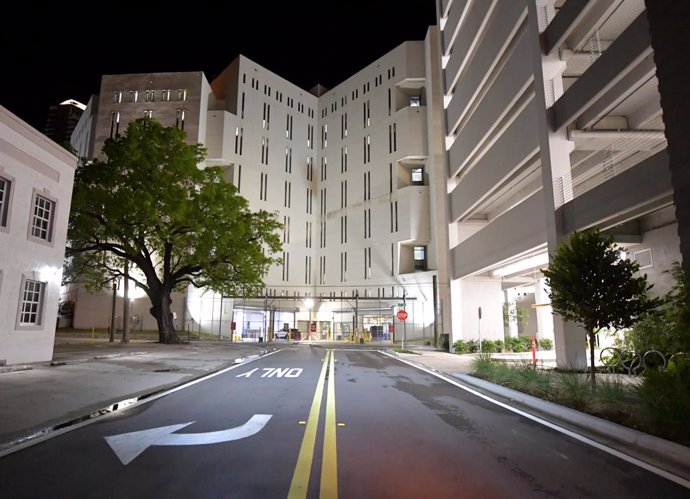 Archivo - April 25, 2020, Fort Lauderdale, Florida, United States Of America: FORT LAUDERDALE, FL - APRIL 26: COVID-19: Fort Lauderdale Entertainment district which is normally packed with club and Restaurant goers is an eerie ghost town During The Corona