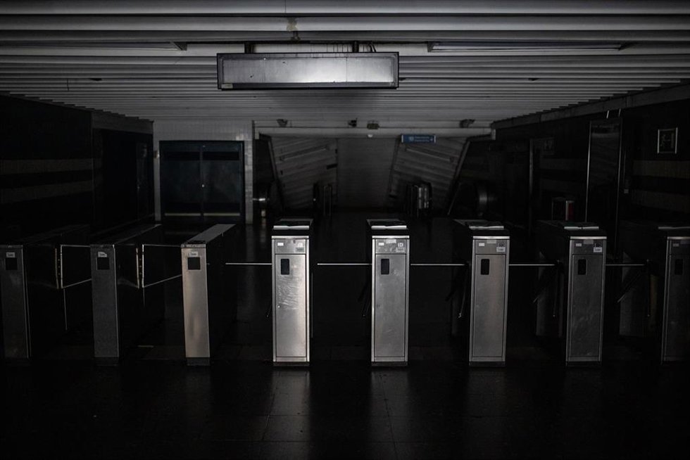 Tornos de una estación de Metro de Madrid tras el apagón eléctrico en Madrid, España, el 28 de abril de 2025.