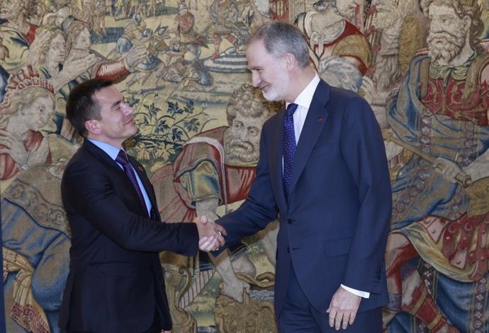 Archivo - El presidente de Ecuador, Daniel Noboa, junto al Rey Felipe VI en el Palacio de la Zarzuela, Madrid