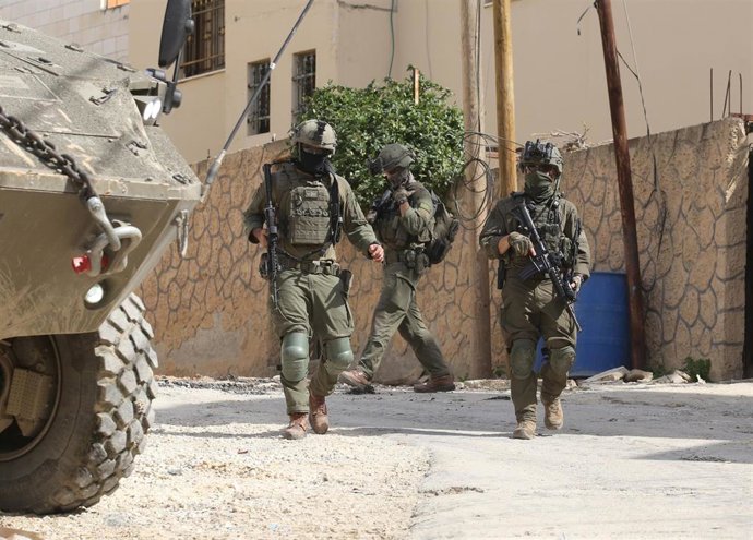 Archivo - Soldados israelíes en una operación militar en la ciudad de Yenín, Cisjordania, en marzo de 2025