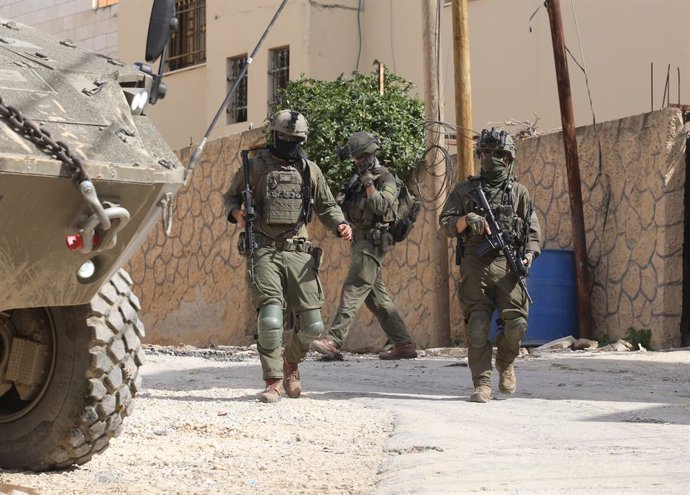 Archivo - JENIN, March 4, 2025  -- Israeli soldiers are seen during a military operation in the West Bank city of Jenin, on March 4, 2025. The Israeli army on Tuesday killed a senior Qassam Brigades commander and another Palestinian during a large-scale m