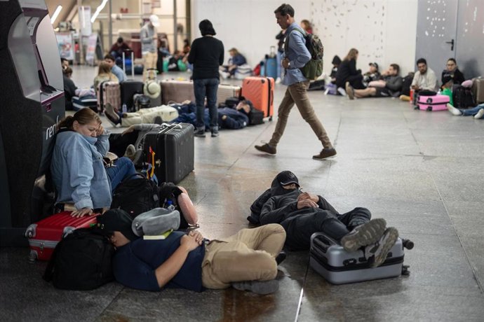 Decenas de personas se refugian en la estación de tren de Atocha, Madrid, donde pasarán la noche tras el apagón eléctrico en España, el 28 de abril de 2025.