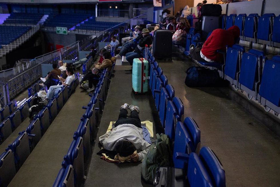 Varias personas en el estadio Movistar Arena.