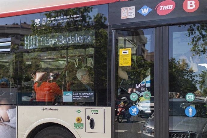 Un autobús este lunes durante el apagón