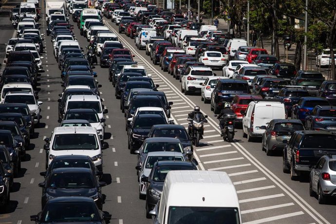 Tráfico en el Paseo de la Castellana tras el apagón eléctrico en Madrid, España, el 28 de abril de 2025.