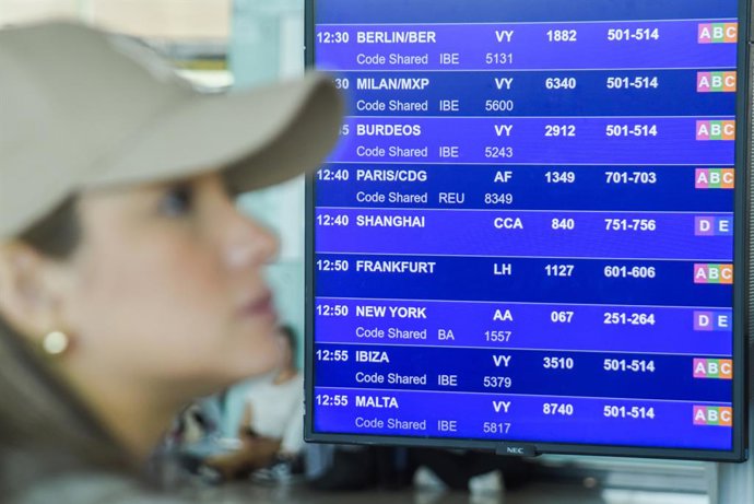 Archivo - Panel de salidas de vuelos durante un acto de inauguración de la ruta directa entre Barcelona-Shanghái, por la aerolínea Air China, en el Aeropuerto Josep Tarradellas  Barcelona-El Prat, a 27 de agosto de 2024, en Barcelona, Cataluña (España). B