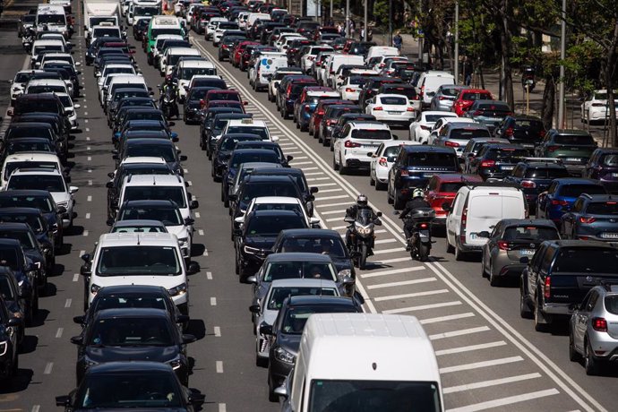 Tráfico en el Paseo de la Castellana tras el apagón eléctrico en Madrid, España, el 28 de abril de 2025.
