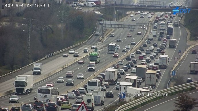 Archivo - Arranca la Operación Salida con accidente en la A-42 y retenciones en A-3 y A-4 a la salida de Madrid y en la M-40, el 29 de diciembre de 2023.