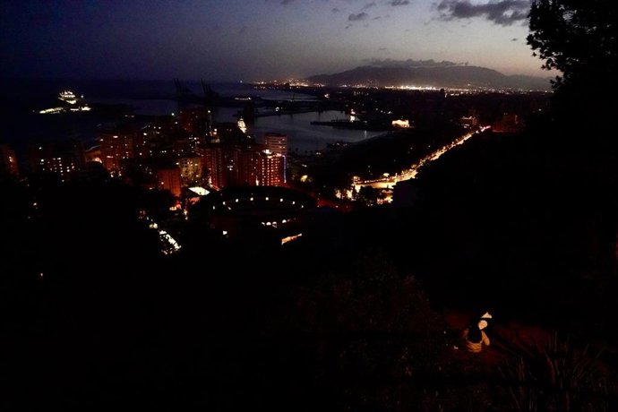 Vista general del encendido paulatino de la ciudad de Málaga durante el apagón eléctrico generalizado. A 28 de abril de 2025, en Sevilla (Andalucía, España). 