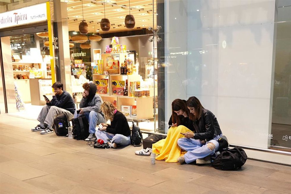 Numerosas personas esperan en la estación de trenes de Santa Justa el día después del apagón generalizado. A 29 de abril de 2025, en Sevilla (Andalucía, España). 