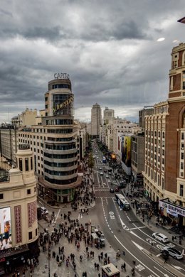La calle Gran Vía, a 6 de abril de 2025, en Madrid (España).