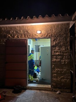 Operarios trabajan para reestablecer suministro de agua en la ciudad.