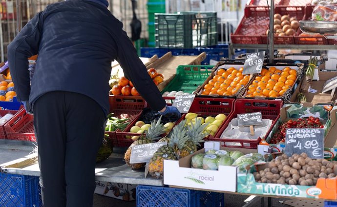 Archivo - Un mercado de alimentos, a 14 de marzo de 2025, en Madrid (España). El Índice de Precios de Consumo (IPC) ha subido un 0,4% en febrero en relación al mes anterior y ha elevado una décima su tasa interanual, hasta el 3%. La inflación, por tanto, 