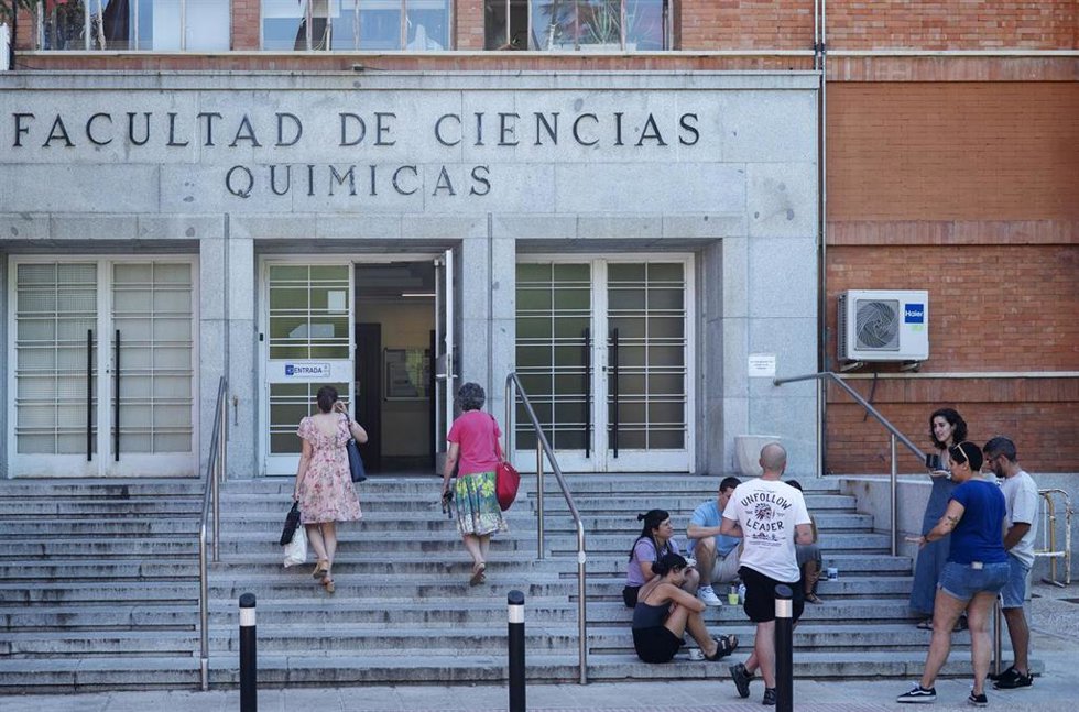Archivo - Varias personas en el exterior de la Facultad de Ciencias Químicas de la UCM, a 4 de julio de 2023, en Madrid (España). 