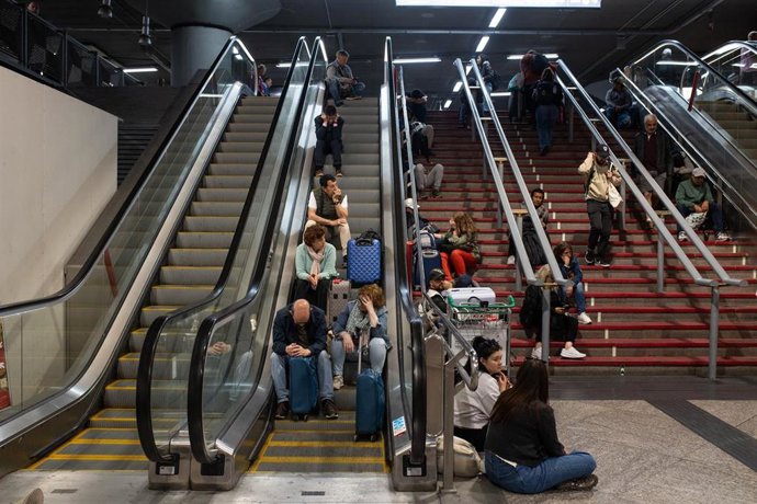 Decenas de personas se refugian en la estación de tren de Atocha, Madrid, donde pasarán la noche tras el apagón eléctrico en España, el 28 de abril de 2025.