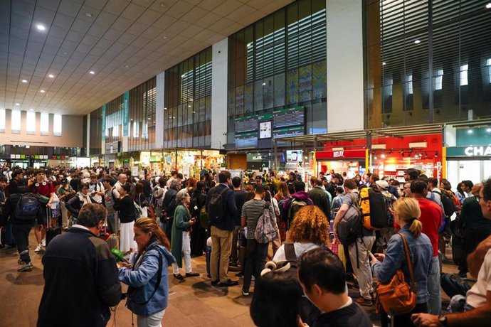 Numerosas personas esperan en la estación de trenes de Santa Justa el día después del apagón generalizado. 