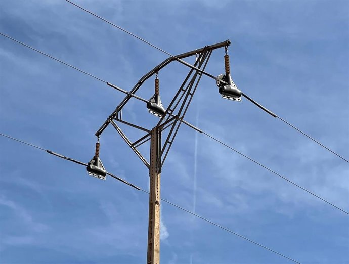 Archivo - Tendido eléctrico protegido