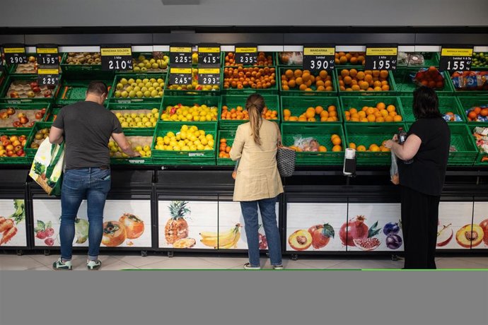 Varias personas realizan la compra en un supermercado tras el apagón eléctrico en Madrid