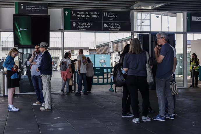Personas en una estación de València durante el apagón
