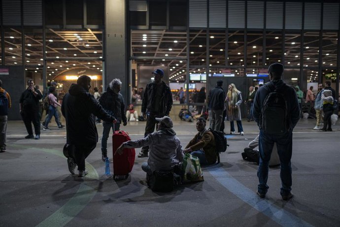 BARCELONA 29042025 - Estación de Sants durante la noche, abierta solo para pasajeros con billetes de Alta Velocidad