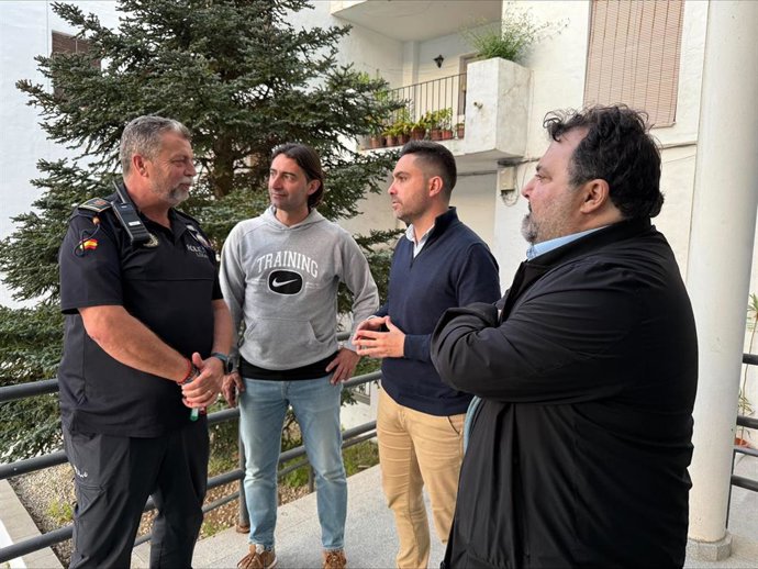 El alcalde de Vejer, Antonio González, con el jefe de la Policía Local.