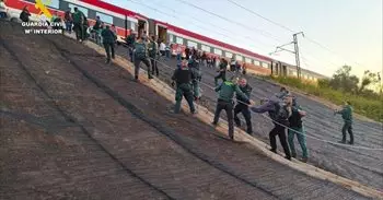 La Guardia Civil rescata con cuerdas a 390 personas atrapadas en un tren entre Picanya y Xirivella